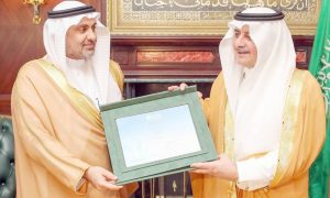فهد بن سلطان يتسلّم شهادة اعتماد تبوك مدينة صحيّة