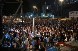 الأسرى يتهمون نتنياهو بإهمالهم.. ومظاهرات إسرائيلية تطالبه بوقف الحرب ودفع الثمن