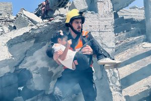 منقذ في شمال غزة: نميز أولوية المساعدة من الرائحة