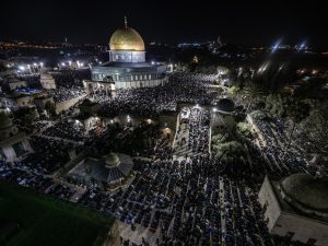 200 ألف يصلّون العشاء والتراويح في المسجد الأقصى