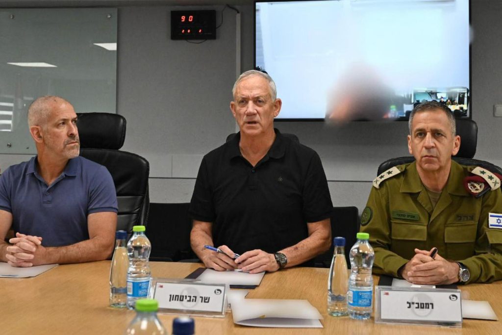 وزير بحكومة الحرب الإسرائيلية يتعرض لكسر في قدمه قرب غزة