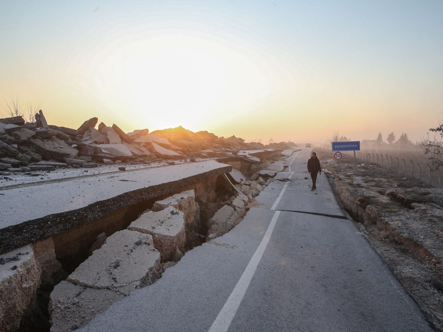 في ذكرى زلزال تركيا.. حوار عن المخاطر البيئية والتلوث المناخي للزلزال