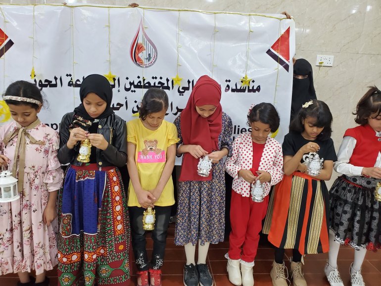 أطفال المختطفين لدى الحوثيين في وقفة تناشد الإفراج عن أبائهم بالعاصمة صنعاء، صورة نشرتها رابطة المختطفين