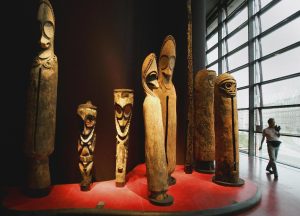 لا تشمل الآثار العربية.. المتاحف الفرنسية تبحث إعادة قطع أثرية أفريقية نهبت خلال الاستعمار