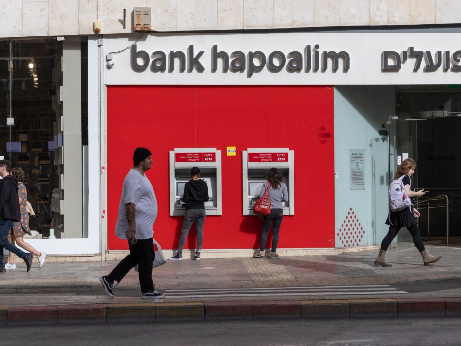 حرب غزة تجبر المحافظ الإسرائيلية على خفض استثماراتها داخليا