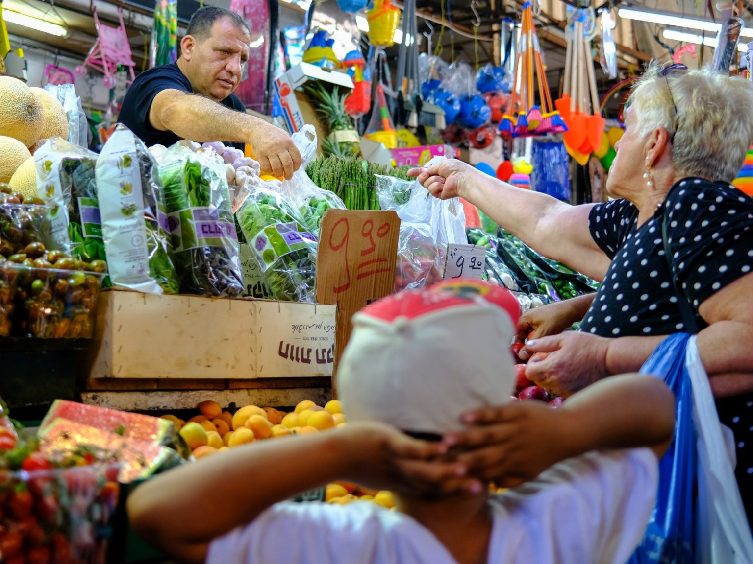 الإسرائيليون يتهافتون على تخزين السلع وسحب النقود تحسبا لرد إيراني محتمل