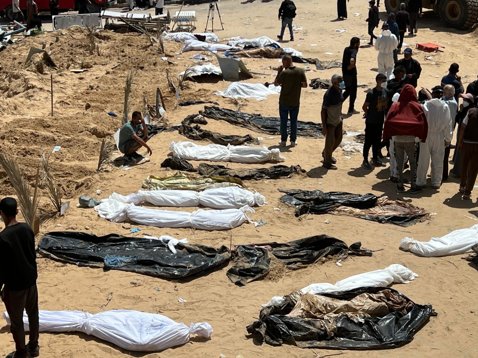 إعدامات ميدانية ومقابر جماعية.. وحشية متجذرة بعقلية إسرائيل العسكرية