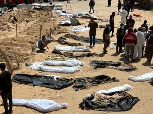 إعدامات ميدانية ومقابر جماعية.. وحشية متجذرة بعقلية إسرائيل العسكرية