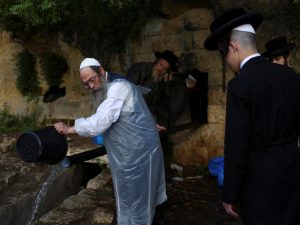 مستوطنون يقتحمون مدنا بالضفة في عيد الفصح اليهودي بحماية الجيش