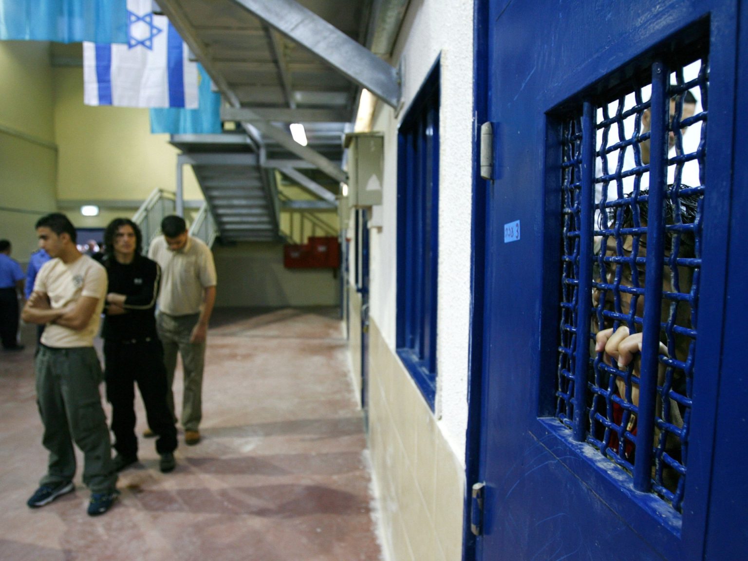 تقرير حقوقي يرسم صورة قاتمة لوضع الأسرى الفلسطينيين بسجون الاحتلال