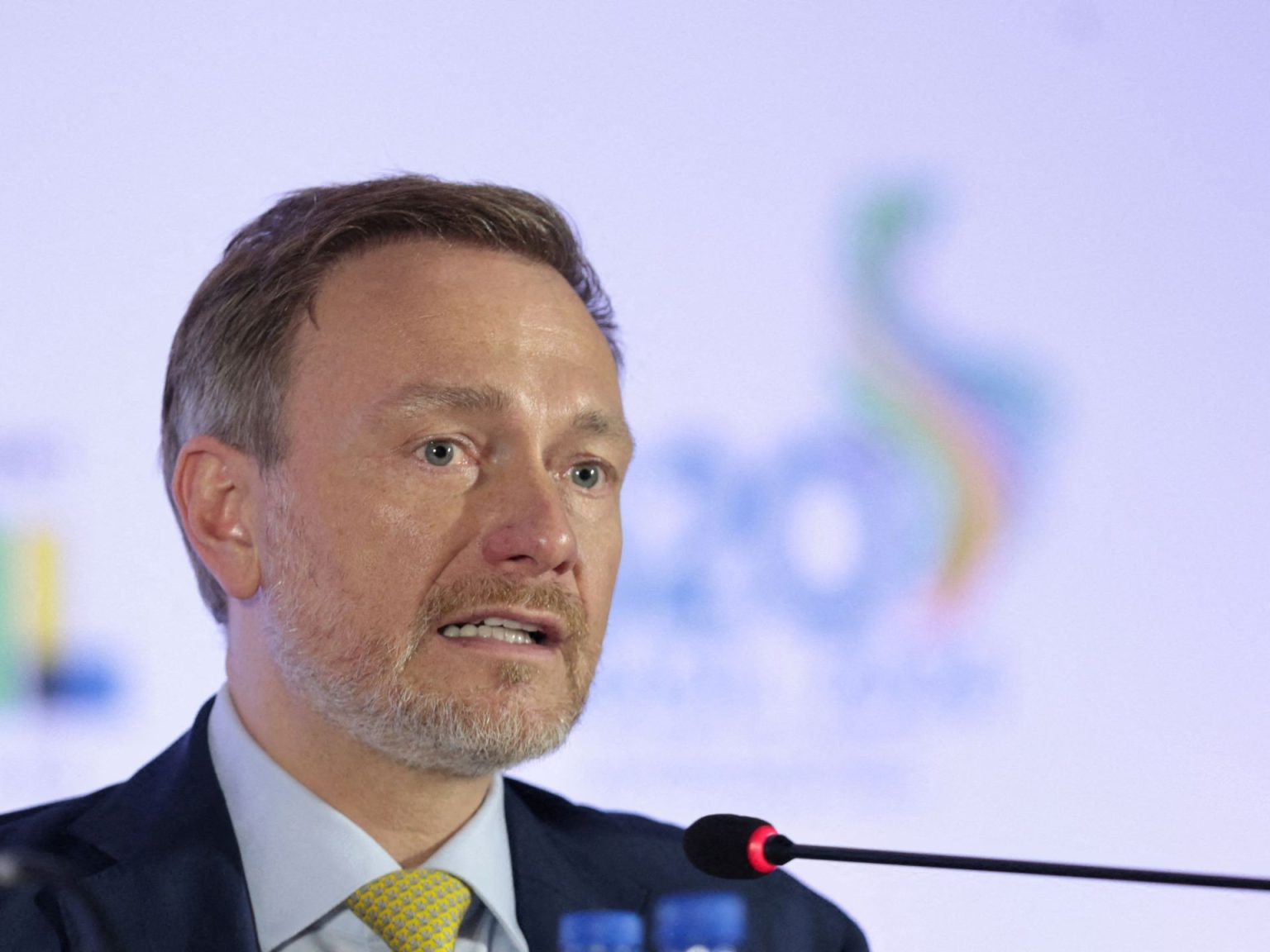 وزير ألماني يتحدث عن “البؤس” الاقتصادي في بلاده