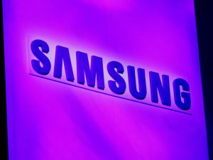 سامسونغ تزيح أبل عن عرش صناعة الهواتف