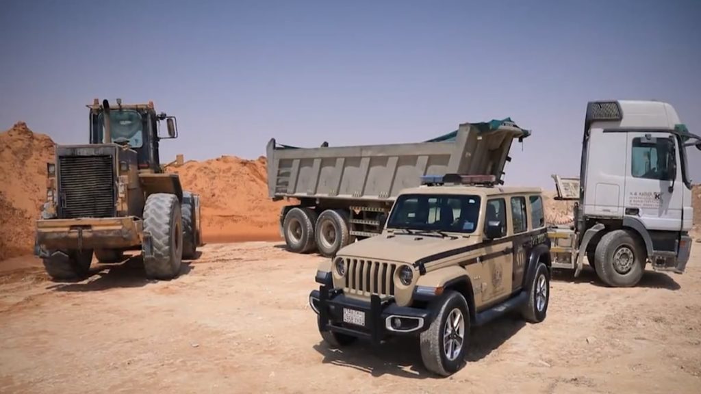 ضبط مخالف لنظام البيئة لاستغلاله الرواسب بمنطقة تبوك