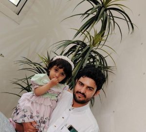 والد الطفلة التي سقطت سهوا من سيارته يكشف لـ«عاجل» تفاصيل الحادث