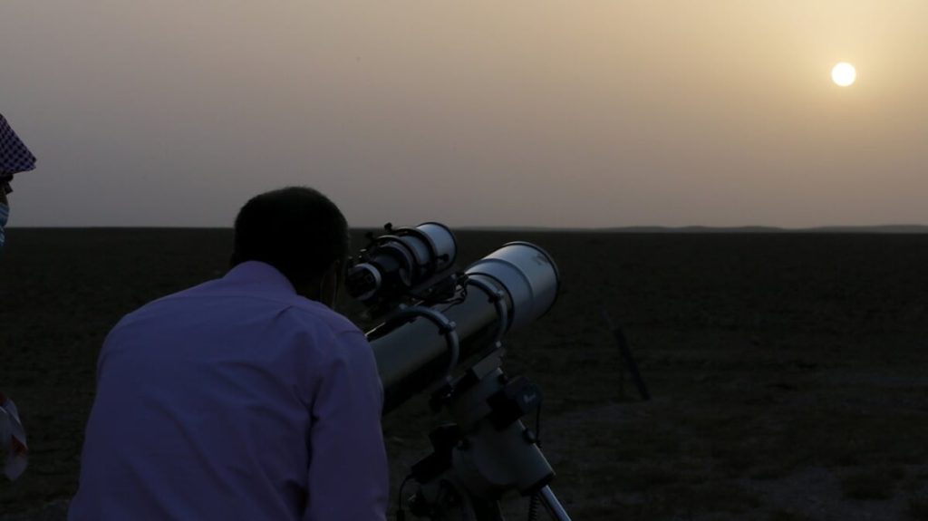 «فلكية جدة» تكشف موعد رصد النظرة الأخيرة لهلال نهاية رمضان بالعين المجردة