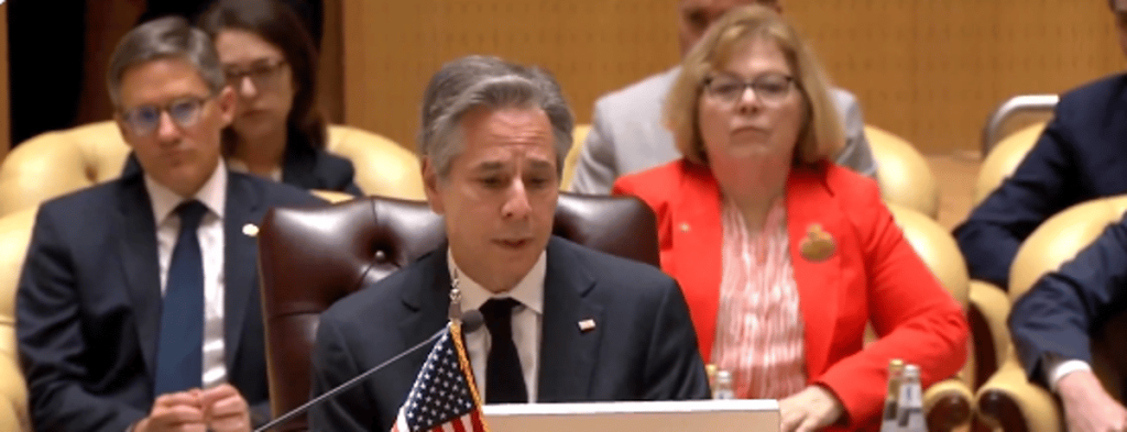 وزير الخارجية الأمريكي: يجب معالجة قضية الملاحة في البحر الأحمر والتصدي لهجمات الحوثيين