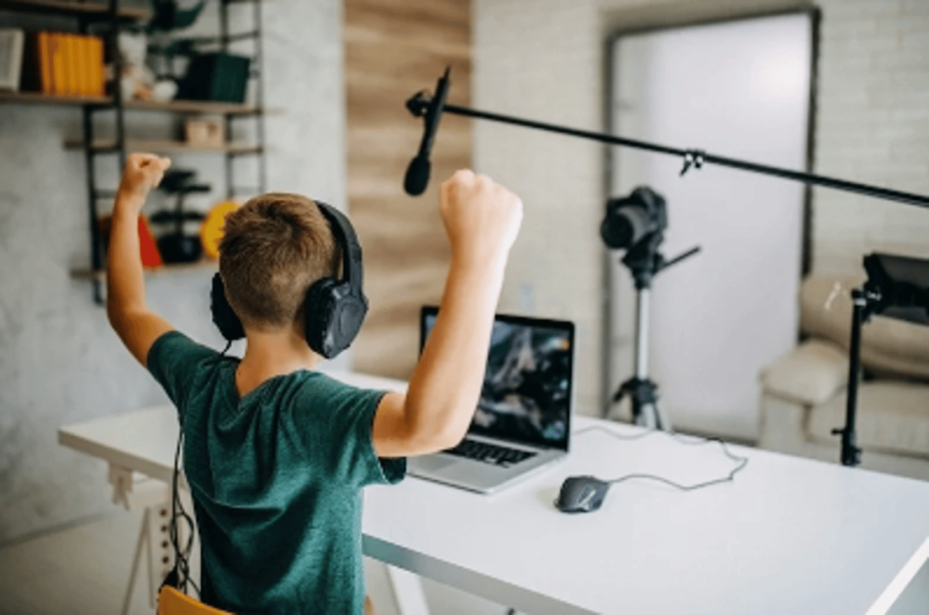 مستشارة أسرية: استغلال الطفل بالبثوث لجلب المال يسلب منه خصوصيته