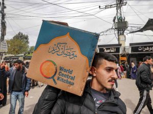 اللجان العشائرية بغزة تعلن وقف تأمين المساعدات