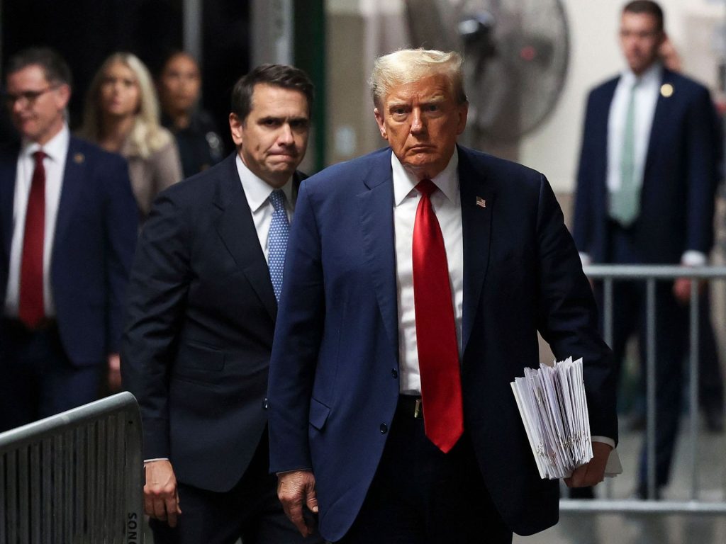 أول شهود الادعاء يدلي بإفادته في محاكمة ترامب