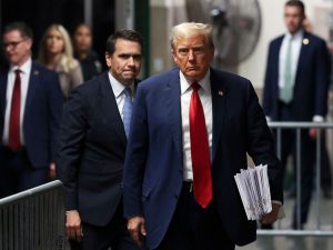 أول شهود الادعاء يدلي بإفادته في محاكمة ترامب