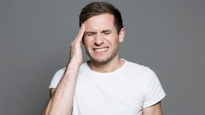 ما أسباب الشعور بوخز في الرأس؟