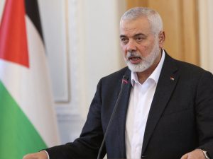 “ربنا يسهل عليهم”.. هنية يعلق على نبأ استشهاد أبنائه الـ3