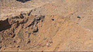 مشاهد مأساوية لمقبرة جماعية في باحة مجمع الشفاء بغزة