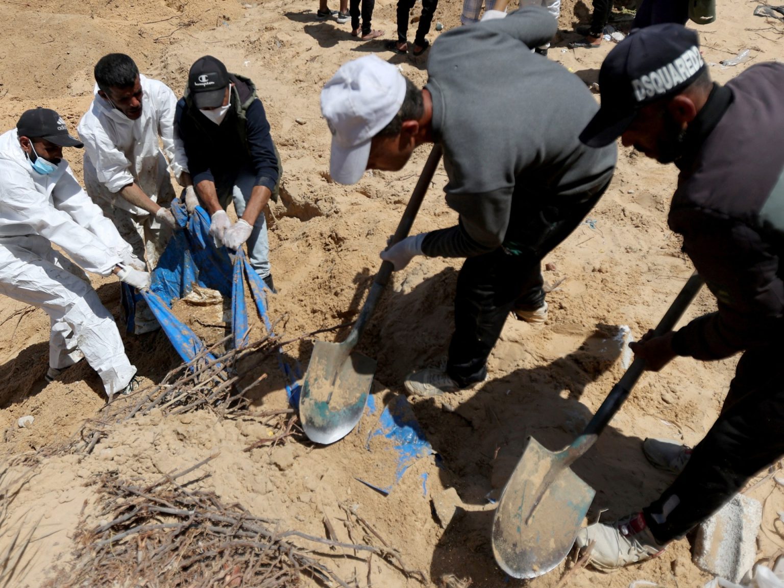 كتاب إسرائيليون يدعون لإنهاء الحرب على غزة والموافقة على صفقة التبادل