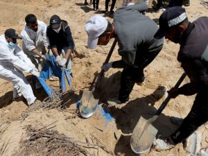 كتاب إسرائيليون يدعون لإنهاء الحرب على غزة والموافقة على صفقة التبادل