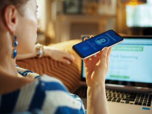 كيف تحمي نفسك وأحباءك من مكالمات الاحتيال بالذكاء الاصطناعي؟