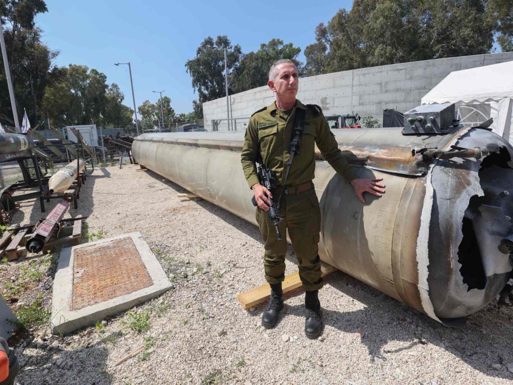 معاريف تفند رواية الجيش وتكشف إصابة إيران لمفاعل ديمونة