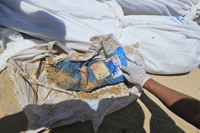 تكفن الجثث المجهولة وتوضع بأكياس مع ارقام ورموز وتدفن مؤقتاً في مقابر جماعية جاهزة لحين التعرف عليها-رائد موسى-خان يونس-الجزيرة نت