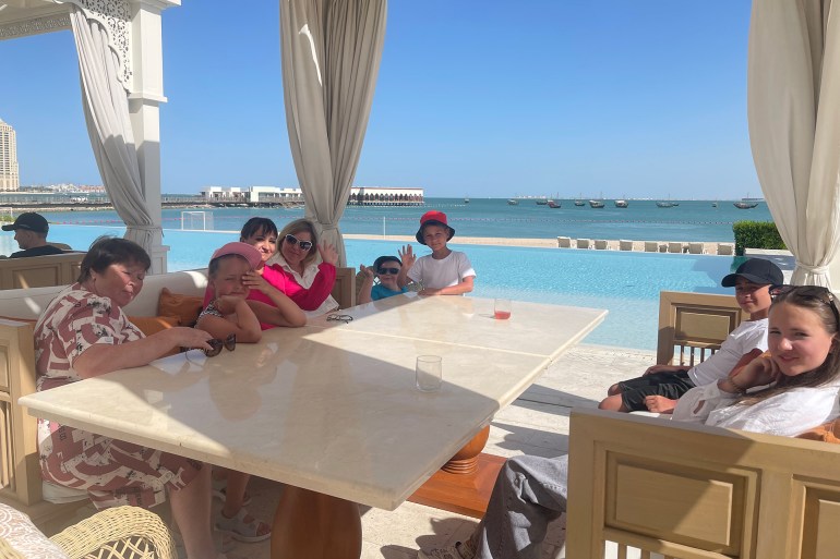 عائلة روسية تم لم شملها في الدوحة بوساطة قطرية- الجزيرة