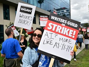 نقابات كتاب السيناريو تضع “إطارا أخلاقيا” لاستخدام الذكاء الاصطناعي في السينما