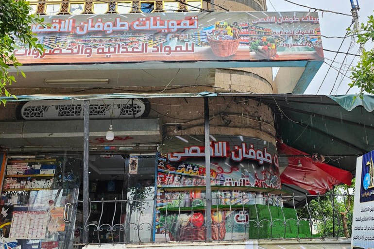 تموينات طوفان الأقصى بشارع حدة صنعاء ، خاص الجزيرة نت