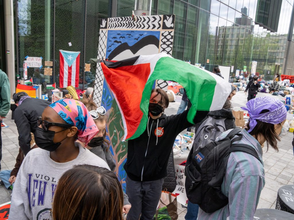 مغردون: لماذا يغطي طلاب الاعتصامات بأميركا وجوههم؟