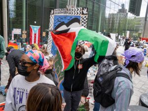 مغردون: لماذا يغطي طلاب الاعتصامات بأميركا وجوههم؟