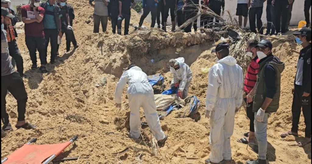 انتشال 392 جثمانا من محيط مجمع ناصر بخان يونس وبعضهم دفنوا أحياء