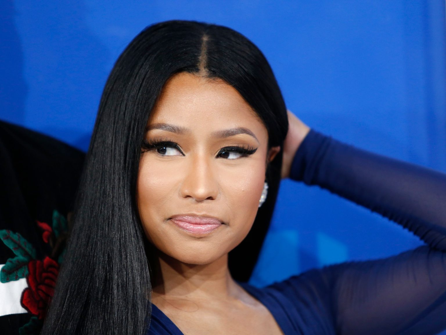 السلطات الهولندية تخلي سبيل المغنية نيكي ميناج وتغرمها