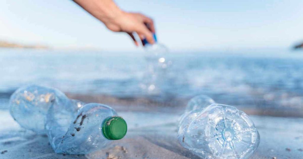 دراسة: المواد البلاستيكية السامة تتسرب إلى الدم عبر الجلد