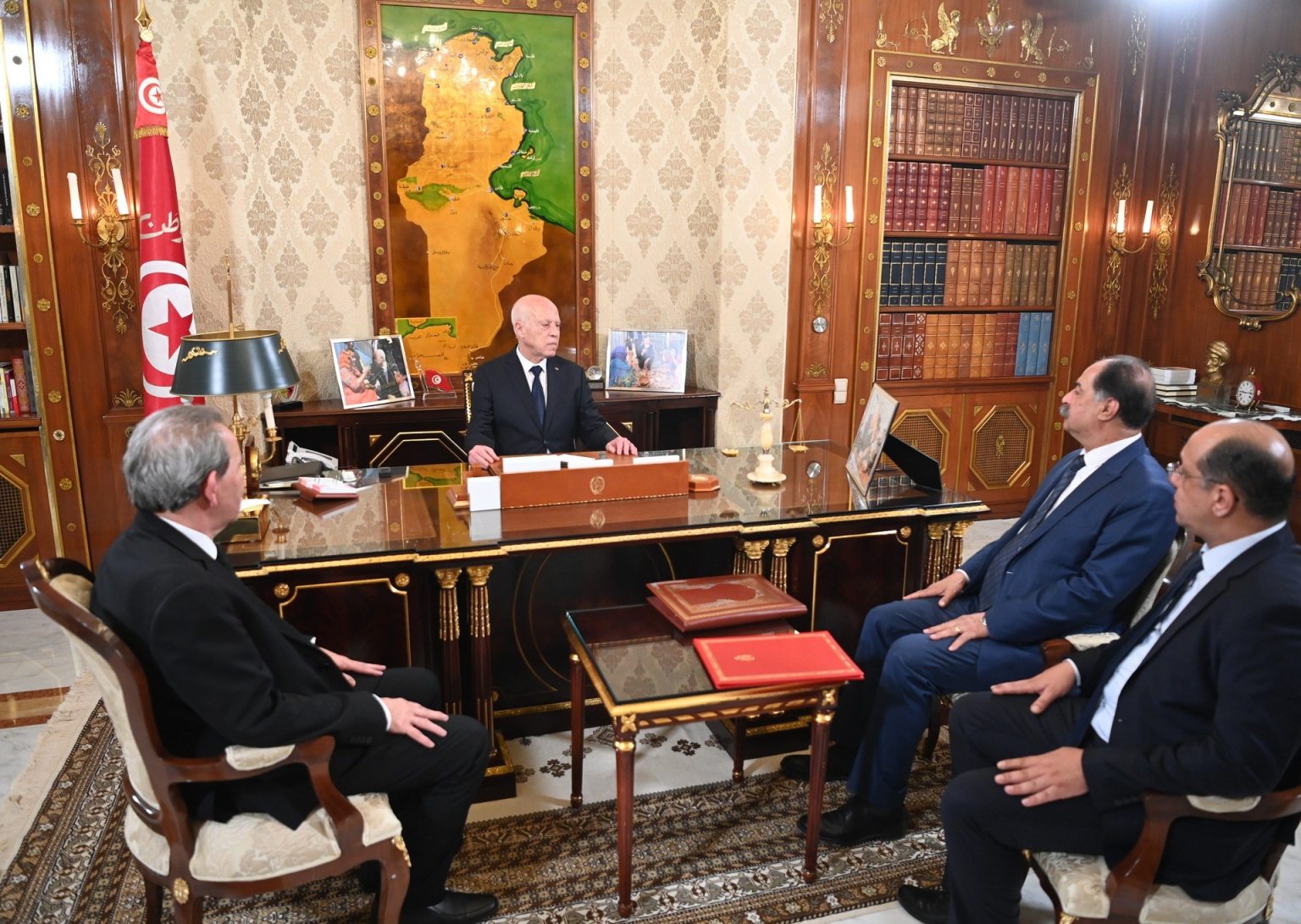 ما وراء إقالة الرئيس التونسي وزيرين من أشد أنصاره؟