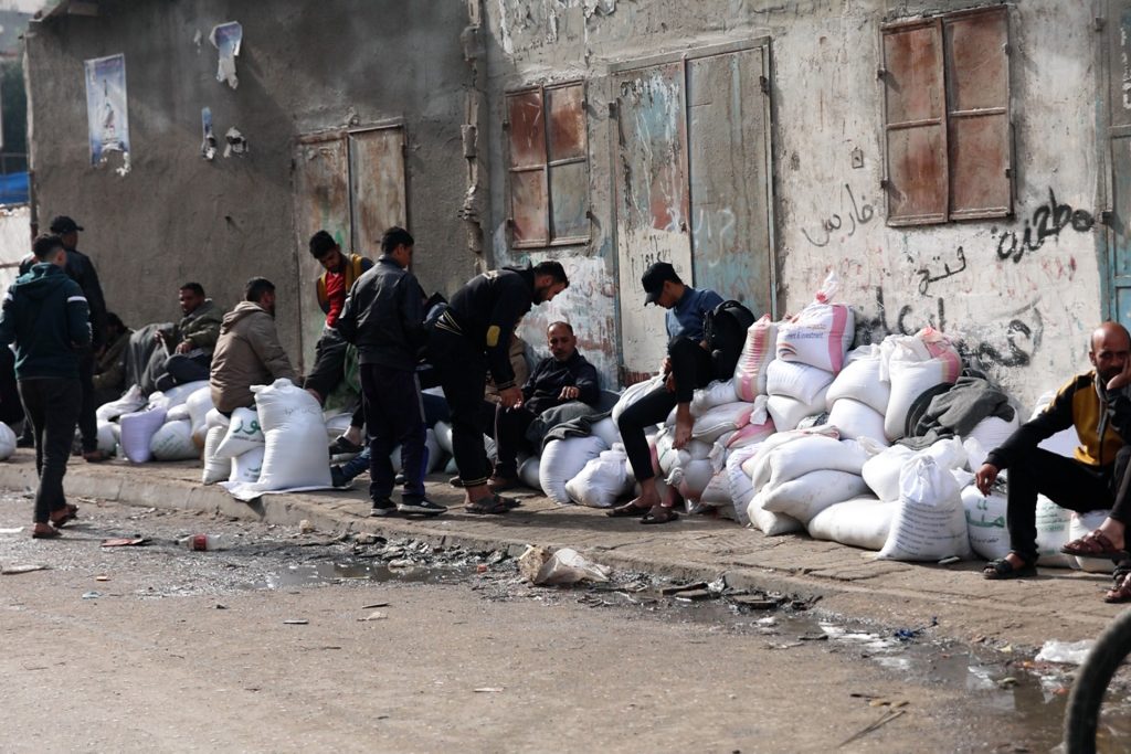 غريفيث يحذر من وضع مروع في غزة بعد إغلاق الطرق الحيوية