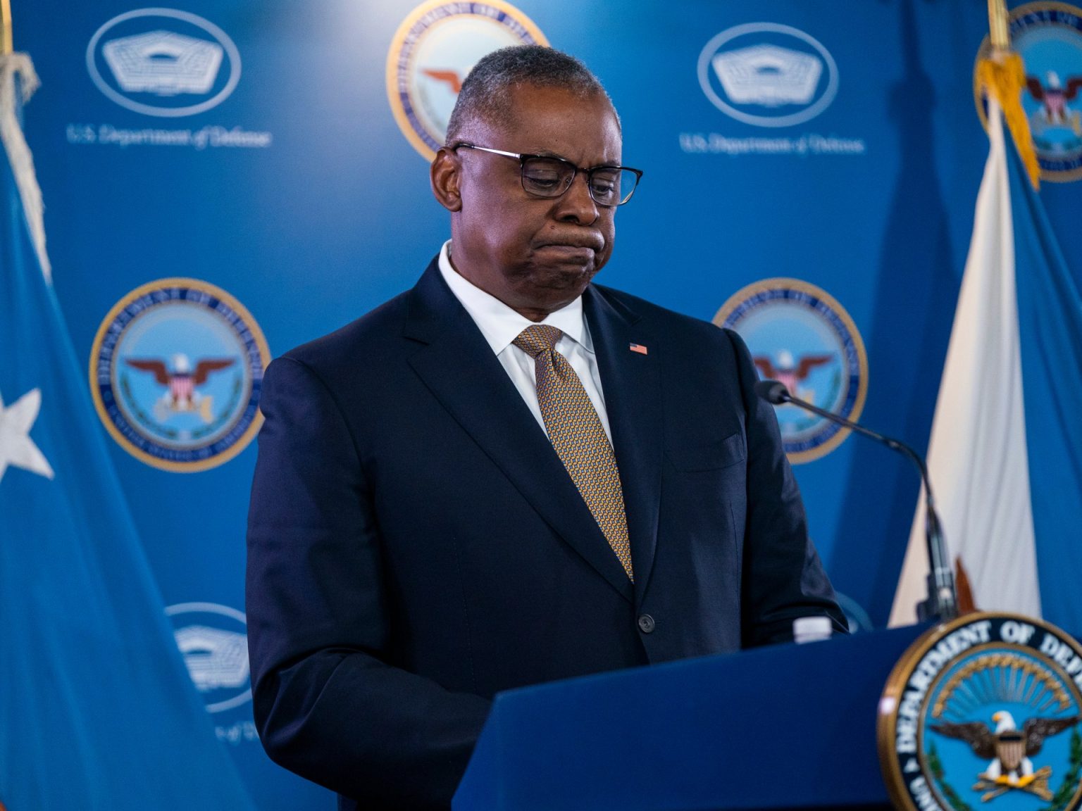 وزير الدفاع الأميركي يدخل المستشفى ويسلم مهامه لنائبته