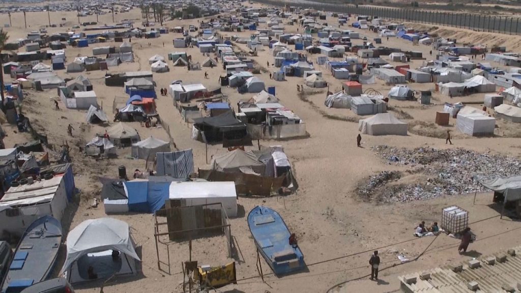 متطوعون يوزعون الطعام في مخيم المواصي للنازحين الفلسطينيين في غزة