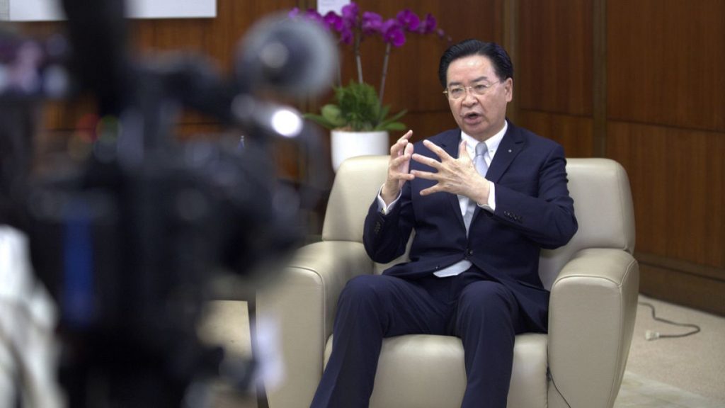 وزير خارجية تايوان يقول إن الصين وروسيا تدعمان “النزعة التوسعية” لبعضهما البعض