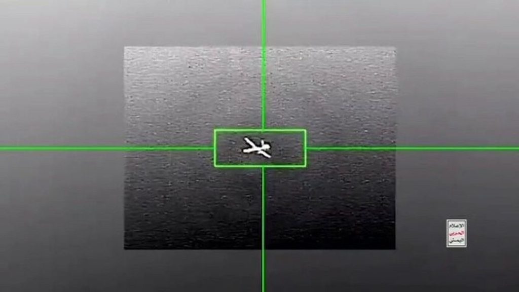 شاهد: الحوثيون ينشرون مقطعاً مصوّراً لإسقاط مُسيّرة أمريكية في أجواء مأرب