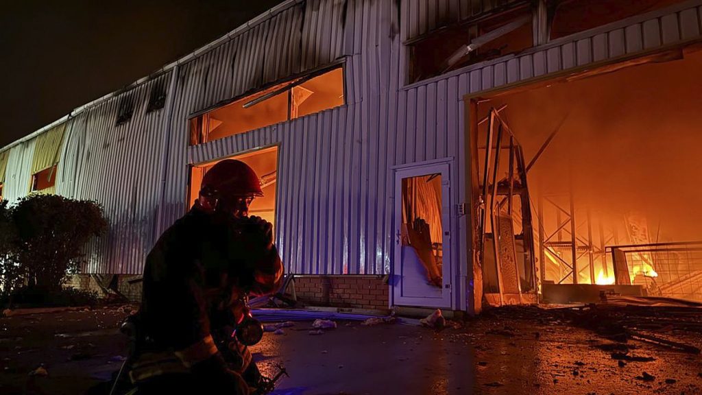 فيديو. روسيا تقصف أوديسا بصاروخ باليستي.. حريق ضخم وعشرات الجرحى