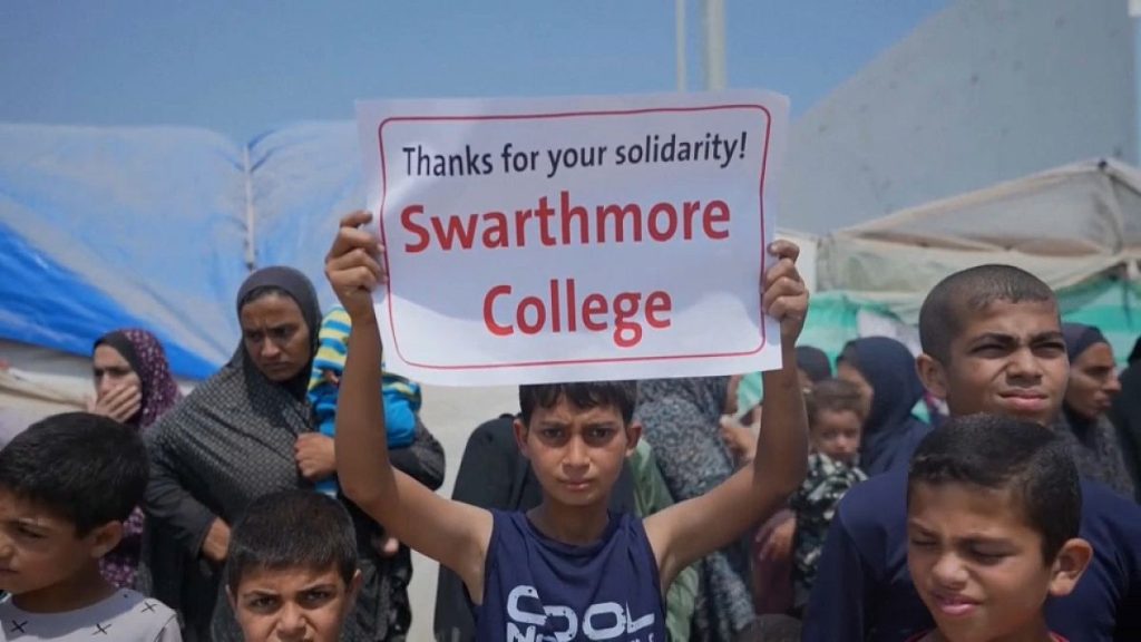 من وسط الركام ورغم سوء حالهم.. فلسطينيون ينظمون مسيرة في غزة لتقديم الشكر لطلاب الجامعات الأمريكية