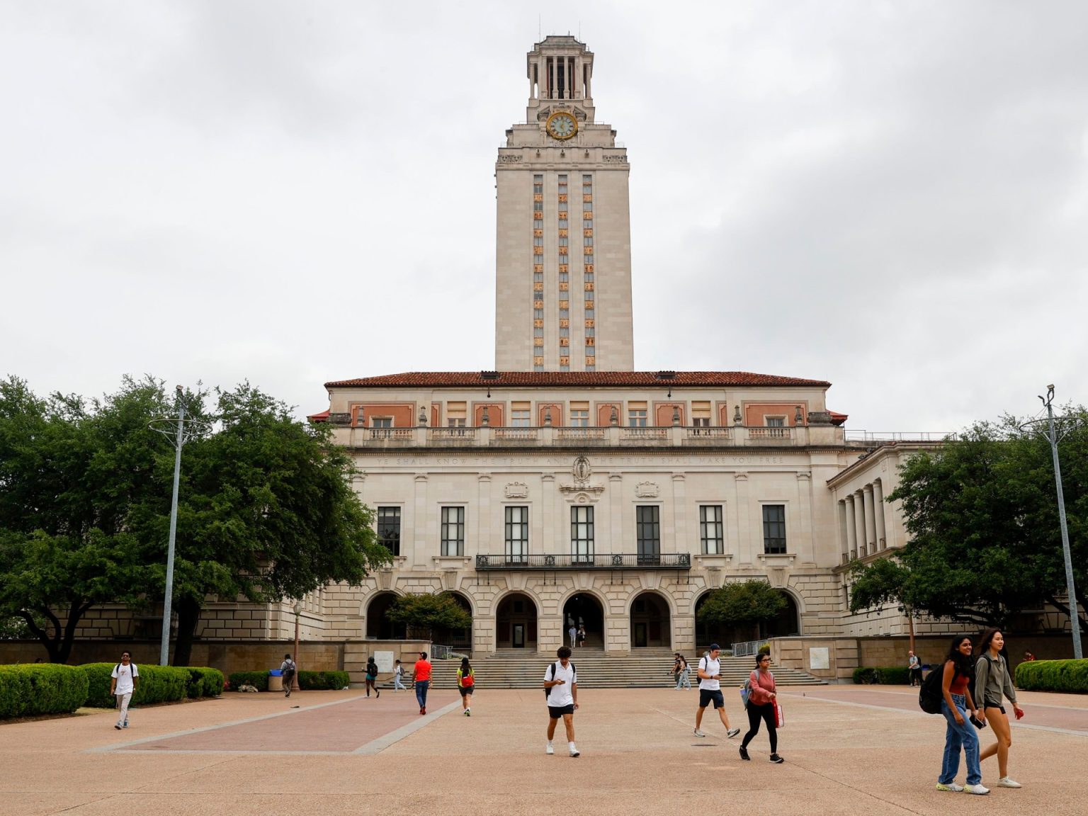 الفلسفة والاستقلال الأكاديمي.. في محاولة التفكير بالجامعة اليوم