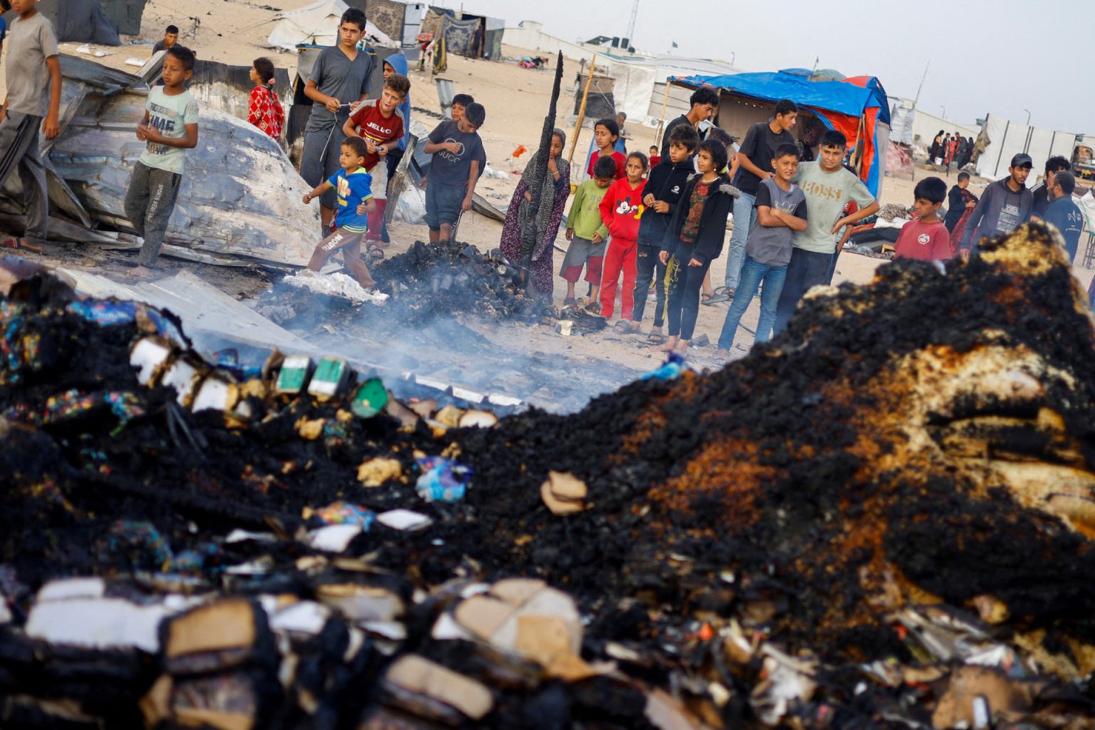 طفل بلا رأس وجثث متفحمة.. ناجون يروون أهوال “مجزرة الخيام” برفح